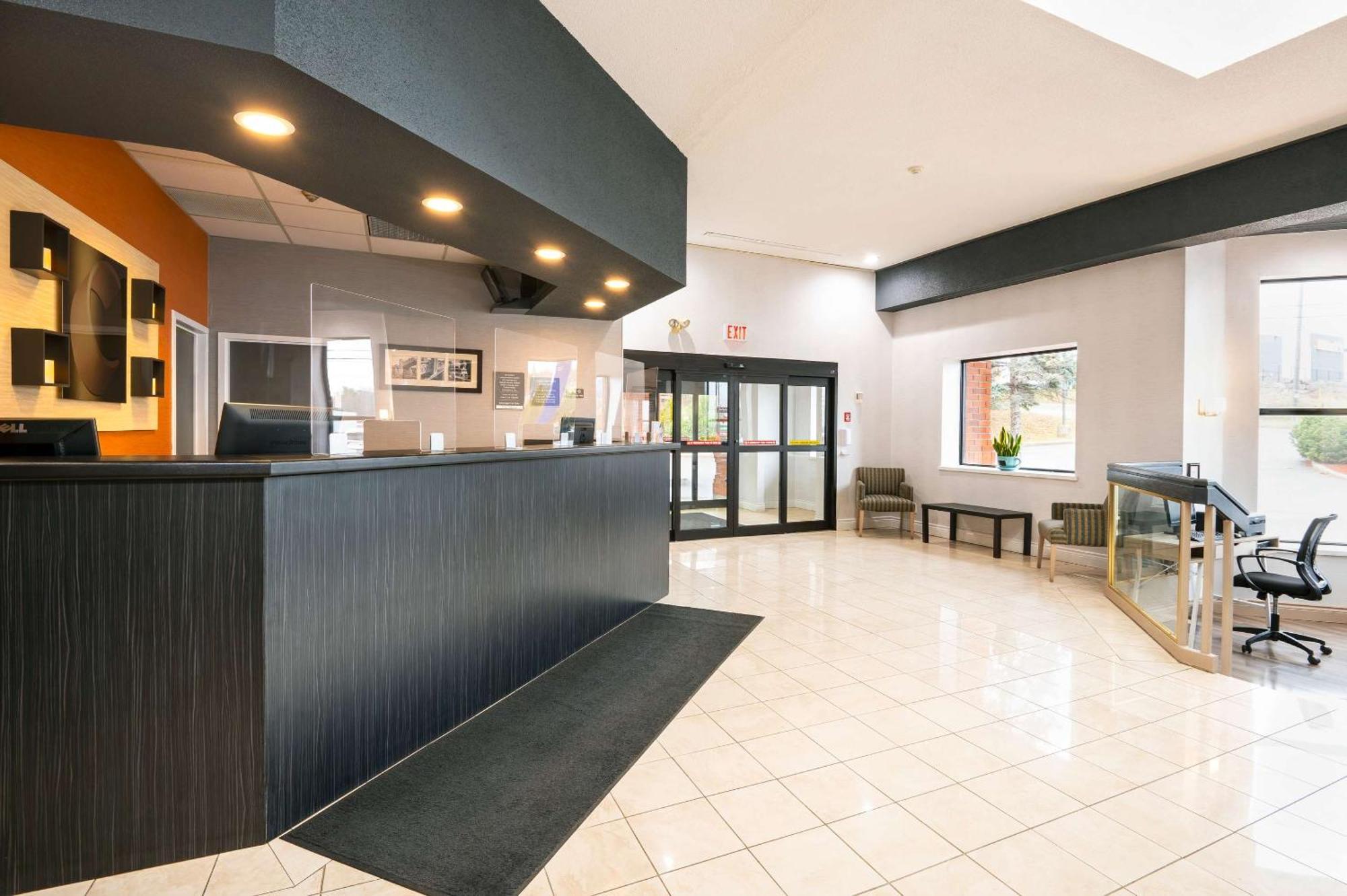 Comfort Hotel & Suites Peterborough Exterior foto